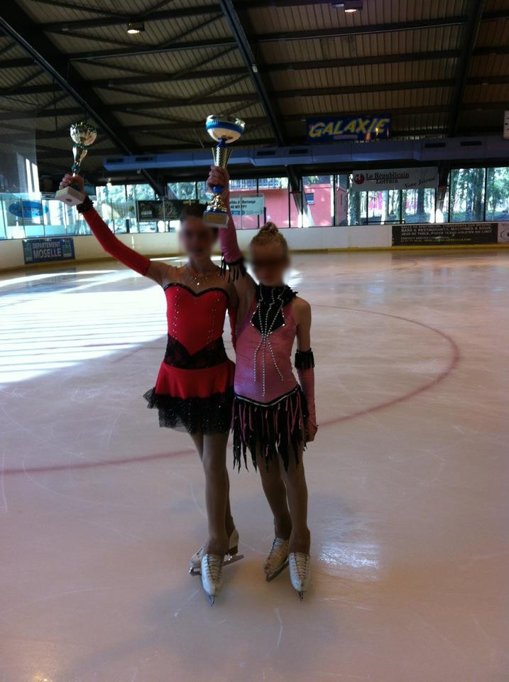 Créations de costumes pour enfants. le patinage artistique.