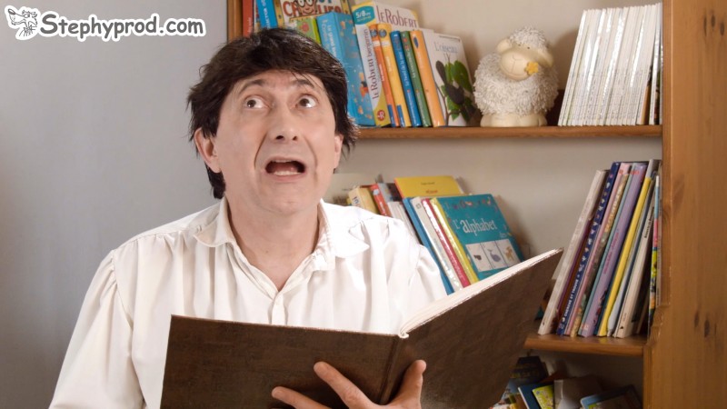 Un conteur pour enfants raconte Boucle d'or aux enfants en lisant l'histoire dans son grand livre.