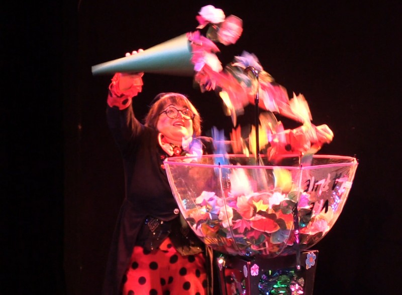 Apparition de milliers de fleurs, spectacle jeune public La Fée Liloo et la Coccinelle.