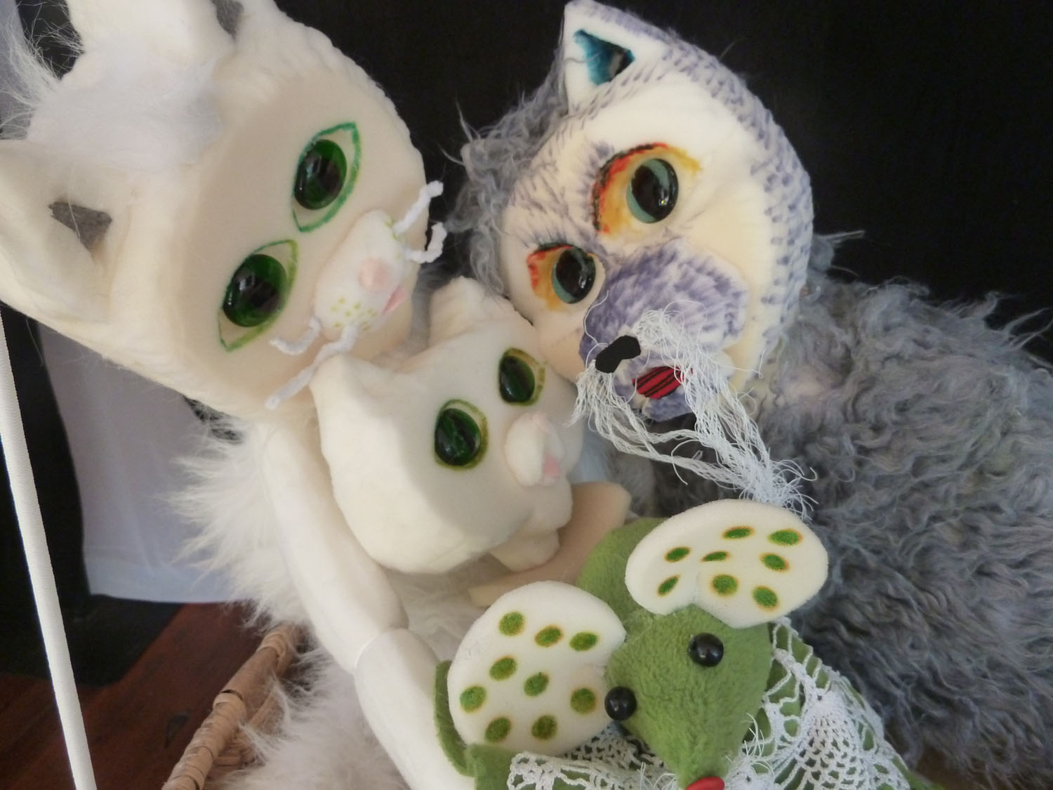 J'suis Là Téoù ? Mila, Bumble et Milo dans la balançoire avec doudou. J'suis Là Téoù ? Mila, Bumble et Milo dans la balançoire avec doudou.