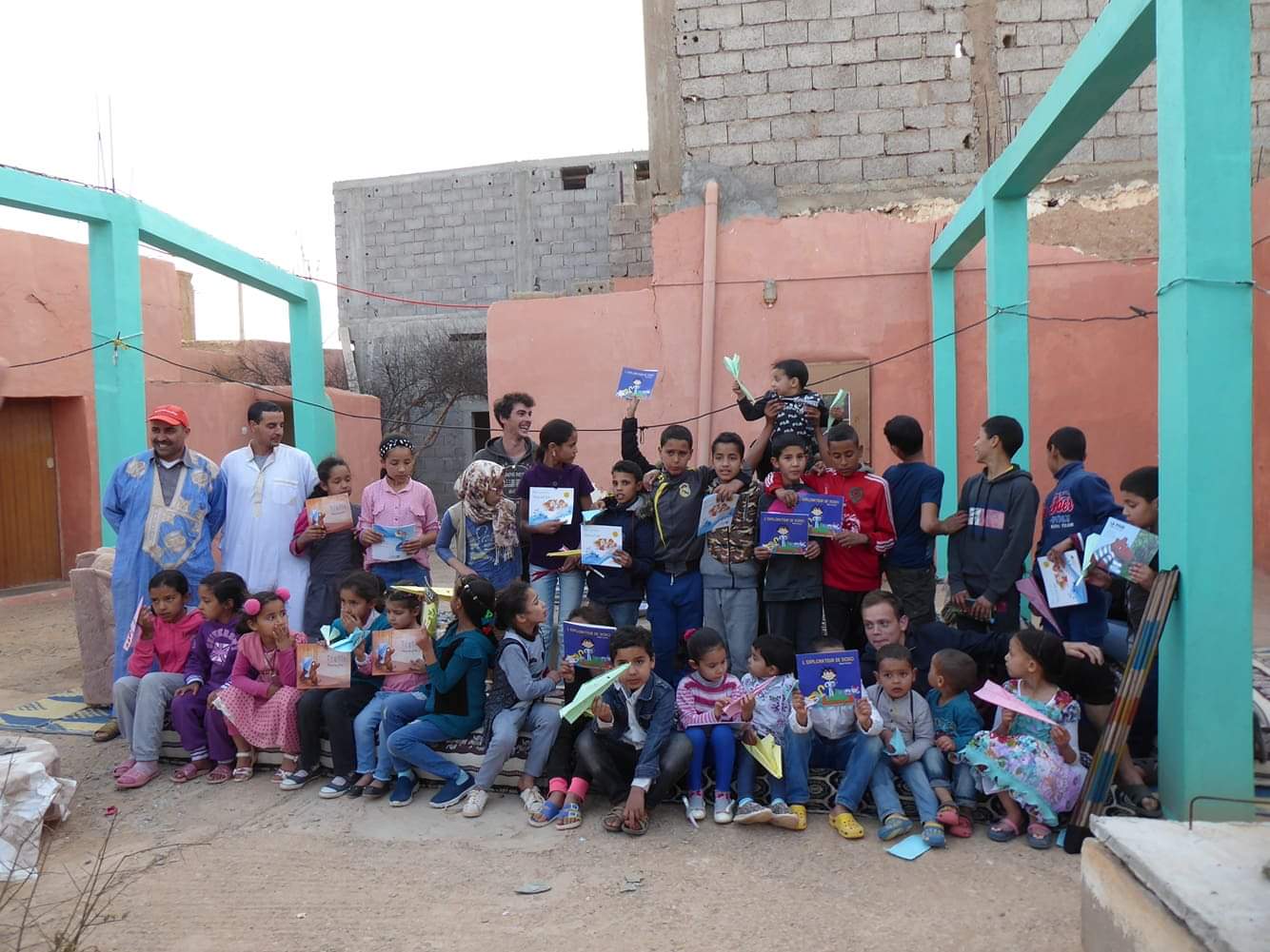 Les livres de L'avion de papier éditions dans une école au Maroc.