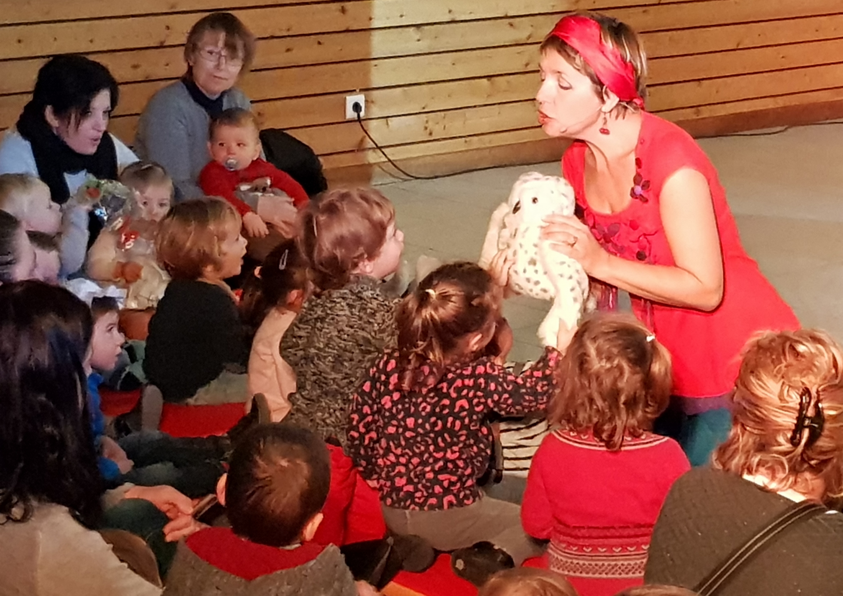 Petites histoires en chansons avec Sabine Delimal, les enfants et Houhou le hibou !