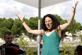 Des contes pour les enfants. Des spectacles gratuits &agrave; Paris. Anne-Sophie P&eacute;ron nous entra&icirc;ne dans son imaginaire &agrave; Paris Plage.