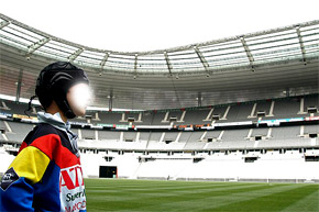 Stade de France, la pelouse. La visite du stade est ouverte &agrave; tous. Une offre sp&eacute;ciale pour la f&ecirc;te des p&egrave;res. Amateur de sport, football, rugby, athl&eacute;tisme venez visiter le plus grand stade de France.
