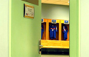 Stade de France, entrez dans les vestiaires. La visite du stade est ouverte &agrave; tous. Une offre sp&eacute;ciale pour la f&ecirc;te des p&egrave;res. Amateur de sport, football, rugby, athl&eacute;tisme venez visiter le plus grand stade de France.