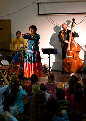 Les artistes du groupe Tournevire. Animations musicales en direction du jeune public à L'Adem.