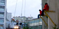 Stade Charléty. La descente en rappel est vertigineuse, les enfants n'ont pas froid aux yeux.