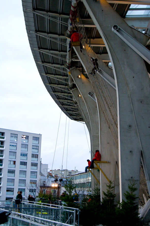 Stade Charléty. Charléty sur neige 2008. La descente en rappel est vertigineuse, les enfants n'ont pas froid aux yeux.