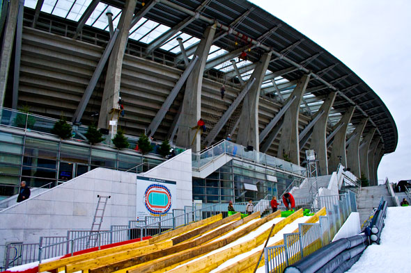 Stade Charléty. Charléty sur neige 2008. La piste de luge et le filet de grimpe accroché tout en haut du stade.