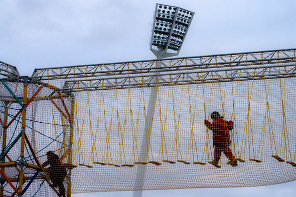 Charléty, le pont de singe  franchir pour arriver dans les structures de jeu.