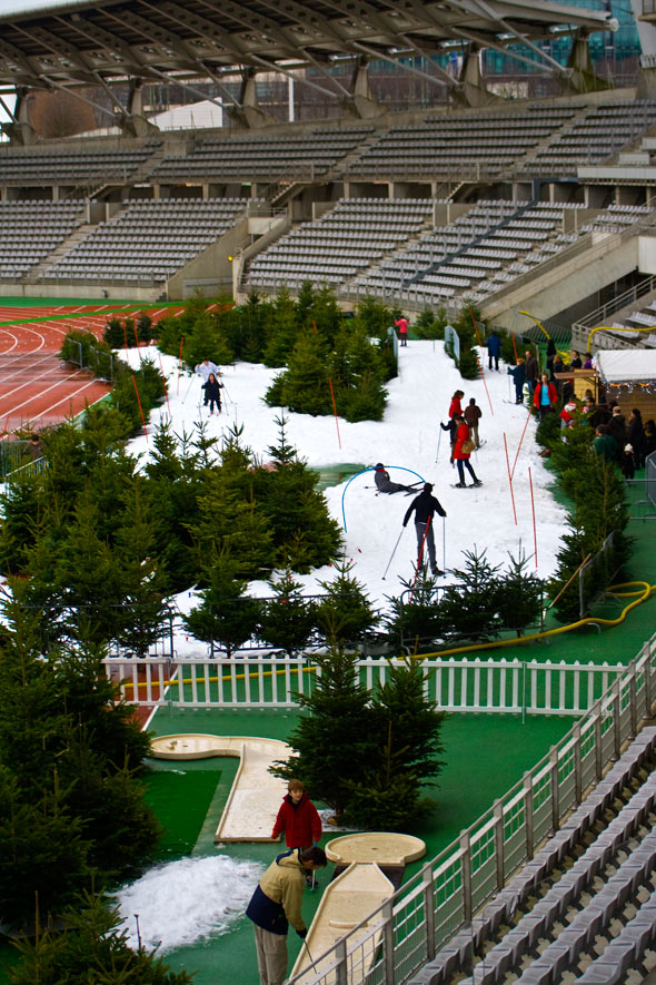 Stade Charléty. Charléty sur neige 2008. Un mini golf et une piste de ski.