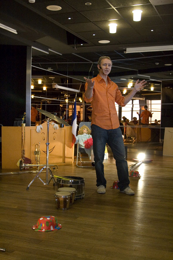 Paris Le spectacle enfant les 12 voyages du piano magique au 56 éme étage de la tour Montparnasse thierry merle musicien, chanteur, comédien