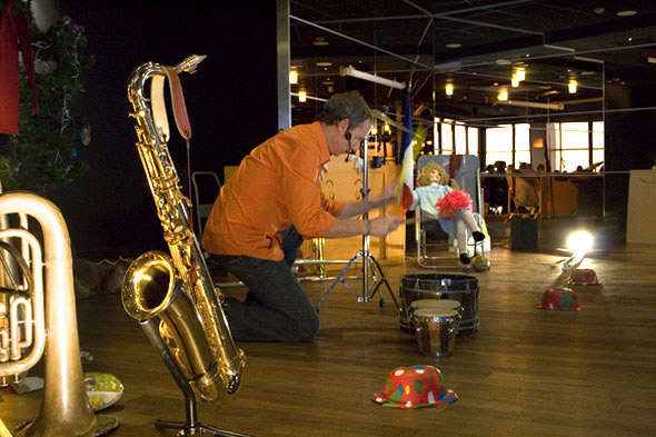 Spectacles enfants à Paris 14 ème Montparnasse Le spectacle enfant les 12 voyages du piano magique au 56 éme étage de la tour Montparnasse thierry merle musicien, chanteur, comédien