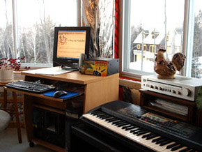 Alain Gravel réalise les partitions musicales des chansons pour enfants de Stéphy dans son home studio.