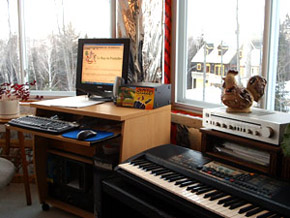 Alain Gravel réalise les partitions musicales des chansons pour enfants de Stéphy dans son home studio.
