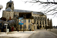Cliquez ici pour voir notre reportage photos de spectacles en recommandé Le rendez-vous tait ici  la maison du tourisme, juste devanyt la cathdrale de Bourges.