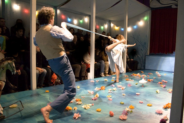 Spectacle pour enfants de danse et de musique à partir de 4 ans Le cheval de bleu Compagnie Agora Theater. festival Spectacles en recommandés organisés par la Ligue de L'enseignement (FOL)
