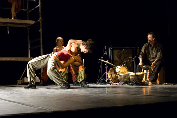 Raconte-moi Compagnie Vendaval. Spectacle pour enfants de danse et de musique. 4 danseuses et 2 musiciens. Spectacle tout public. Festival Spectacles en recommandé organisés par la Ligue de L'enseignement FOL les fédérations des oeuvres laiques