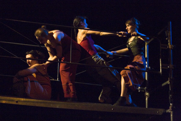 Spectacle tout public. Spectacle pour enfants de danse et de musique. 4 danseuses et 2 musiciens. Raconte-moi Compagnie Vendaval. Festival Spectacles en recommandé organisés par la Ligue de L'enseignement FOL les fédérations des oeuvres laiques