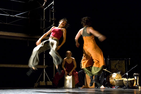 Spectacle pour enfants de danse et de musique. 4 danseuses et 2 musiciens. Spectacle tout public. Raconte-moi Compagnie Vendaval. Festival Spectacles en recommandé organisés par la Ligue de L'enseignement FOL les fédérations des oeuvres laiques