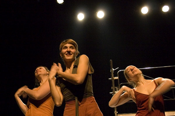 Spectacle danse et musique pour enfants. 4 danseuses et 2 musiciens. Spectacle tout public. Raconte-moi Compagnie Vendaval. Festival Spectacles en recommandé organisés par la Ligue de L'enseignement FOL les fédérations des oeuvres laiques