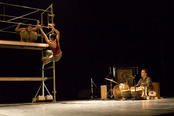 Festival Spectacles en recommandé Spectacle danse et musique pour enfants. 4 danseuses et 2 musiciens. Spectacle tout public. Raconte-moi Compagnie Vendaval.  Organisés par la Ligue de L'enseignement FOL les fédérations des oeuvres laiques