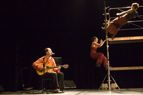 Raconte-moi Compagnie Vendaval. Spectacle danse et musique pour enfants. 4 danseuses et 2 musiciens. Spectacle tout public. Festival Spectacles en recommandé organisés par la Ligue de L'enseignement FOL les fédérations des oeuvres laiques