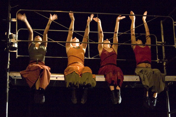 Spectacles enfants de danse et de musique. 4 danseuses et 2 musiciens. Spectacle tout public. Raconte-moi Compagnie Vendaval. Festival Spectacles en recommandé organisés par la Ligue de L'enseignement FOL les fédérations des oeuvres laiques