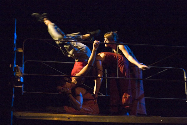 Spectacle pour enfants de danse et de musique. 4 danseuses et 2 musiciens. Spectacle tout public. Raconte-moi Compagnie Vendaval. Festival Spectacles en recommandé organisés par la Ligue de L'enseignement FOL les fédérations des oeuvres laiques