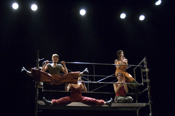 Raconte-moi Compagnie Vendaval. Spectacle pour enfants de danse et de musique. 4 danseuses et 2 musiciens. Spectacle tout public. Festival Spectacles en recommandé organisés par la Ligue de L'enseignement FOL les fédérations des oeuvres laiques