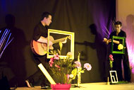 Spectacle Fleur de peau Compagnie Ernest le Dromadaire, spectacle de percussion musique et chants pour trés jeune public, Festivals enfants Spectacles en recommandés organisés par la Ligue de L'enseignement Spectacle musical