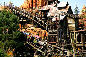 Disneyland, Frontiereland une photo de Big Thunder Mountain. Des décors plus vrais que les naturels.