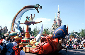 Disneyland, un parc de loisirs, des parcs d'attractions, une photo de la Disney parade.