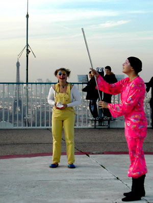 la tete dans les nuages 56 éme etage sur la  terrasse de la tour montparnasse