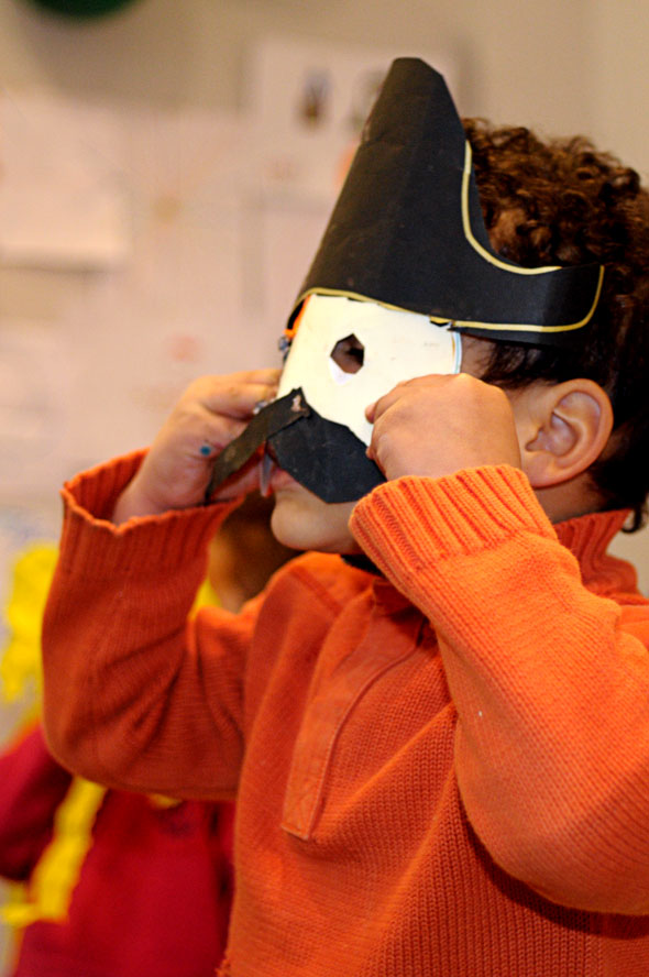 Un enfant avec son masque de profil  l'Agence Ludique. Photos de l'Agence Ludique