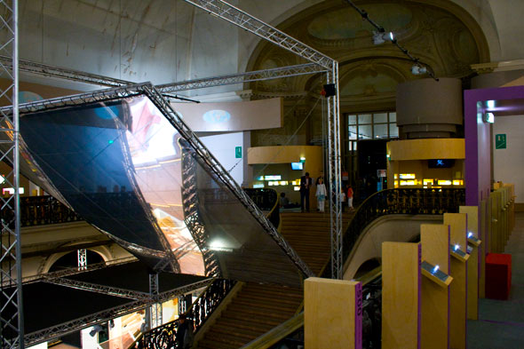 La photographie d'une vue intérieure du  Palais de la découverte à Paris. Une sortie éducative pour les enfants.