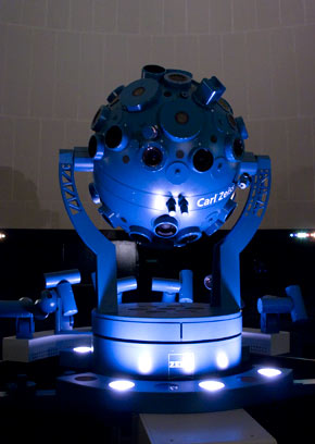 Une sortie éducative et scientifique pour les enfants, Le Palais de la découverte à Paris. Pour découvrir les étoiles, voici le projecteur du planétarium.