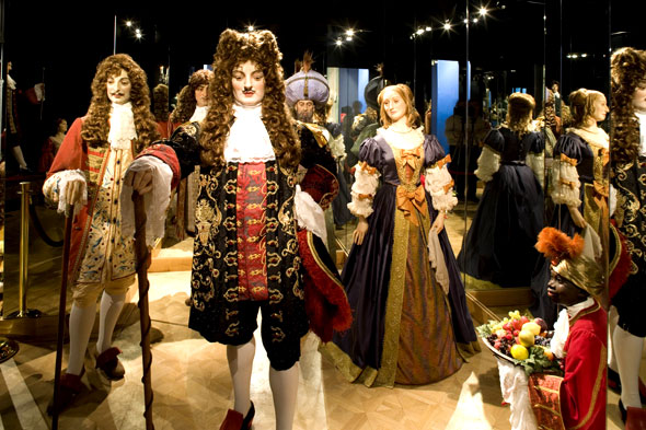 La photographie du personnage de cire ; Louis XIV au Musée Grévin à Paris. Une sortie éducative et récréative pour les enfants.