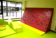 A Paris des jeux pour les enfants et un magasin de jouet, ici le mur d'escalade pour les petits de 3 à 6 ans