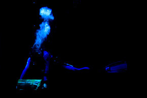 Parc de loisirs à Paris. Aquarium du Trocadéro. Aqua Magic show : Un plongeur pendant l'Aqua Magic Show récupère un coffre, un spectacle de magie sous l'eau conçu par Gérard Majax dans l'espace spectacle du Lounge.