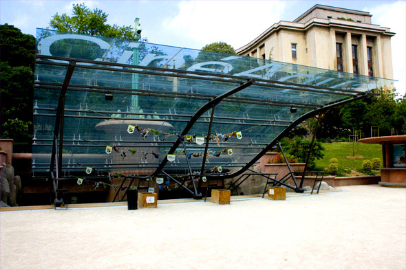 Parcs de loisirs  Paris. Aquarium du trocadro. Vous êtes dans les jardins du Trocadéro, passez sous la vague pour accéder à l'aquarium, aux animations jeune public: cinéma, spectacles et féerie du monde animalier sous-marin.