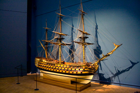 La photographie d'une maquette de bateau au musée de la marine. Une oeuvre artistique à contempler au Musée de la marine à Paris. Une sortie éducative pour les enfants.