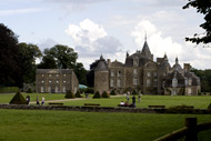 Le château de la Bourbansaisen Bretagne. Parc de loisirs, zoo, mais aussi animations spectacles et jeux pour les enfants.