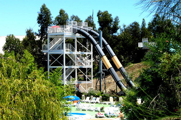 Vue sur les toboggans aquatiques dans le parc Aquasplash. Photos parc de loisirs aquatique Marineland.