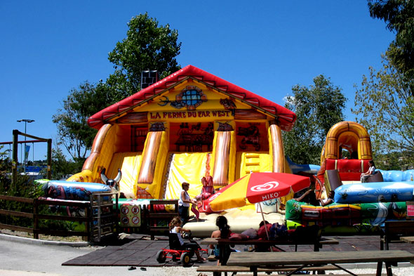 Une structure gonflable dans le parc réservé aux enfants La ferme du Far West. Photos parc de loisirs aquatique Marineland.