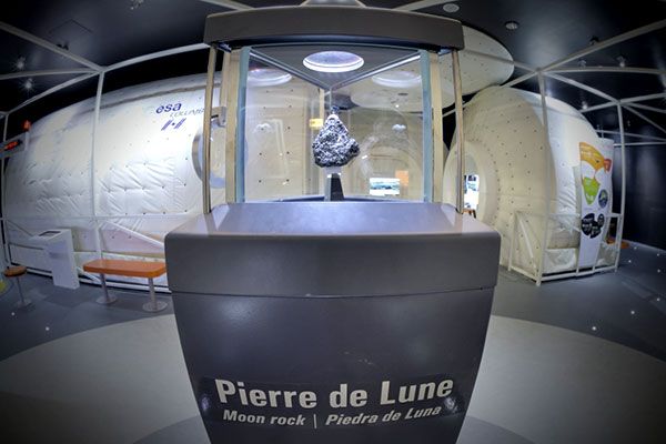 La pierre de lune à La Cité de l'Espace à Toulouse.