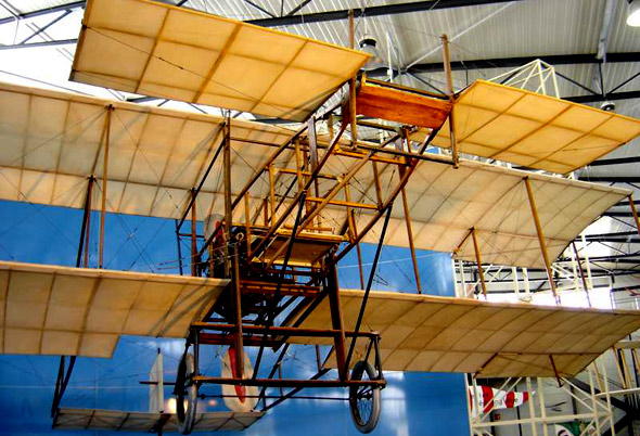 Photo d'un aéroplane Gasnier de 1908, une vue intérieure du Musée de l'Air d'Angers. Une sortie éducative pour les enfants.