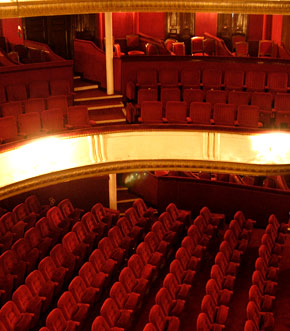 Spectacle pour enfants à Paris. La programmation des spectacles jeune public dans la salle de spectacle du Théâtre de la porte Saint Martin.