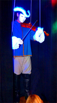 Spectacles enfants. Marionnettes pour enfants. Marottes. Comme par magie, les enfants sont à chaque fois envahis par la surprise… Rêve, illusion ou plutôt fabuleux et fantastique. Apparition de ce personnage violoniste en marionnette à fil.