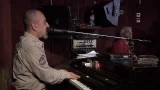 Le piano et la voix du blues, interview du chanteur